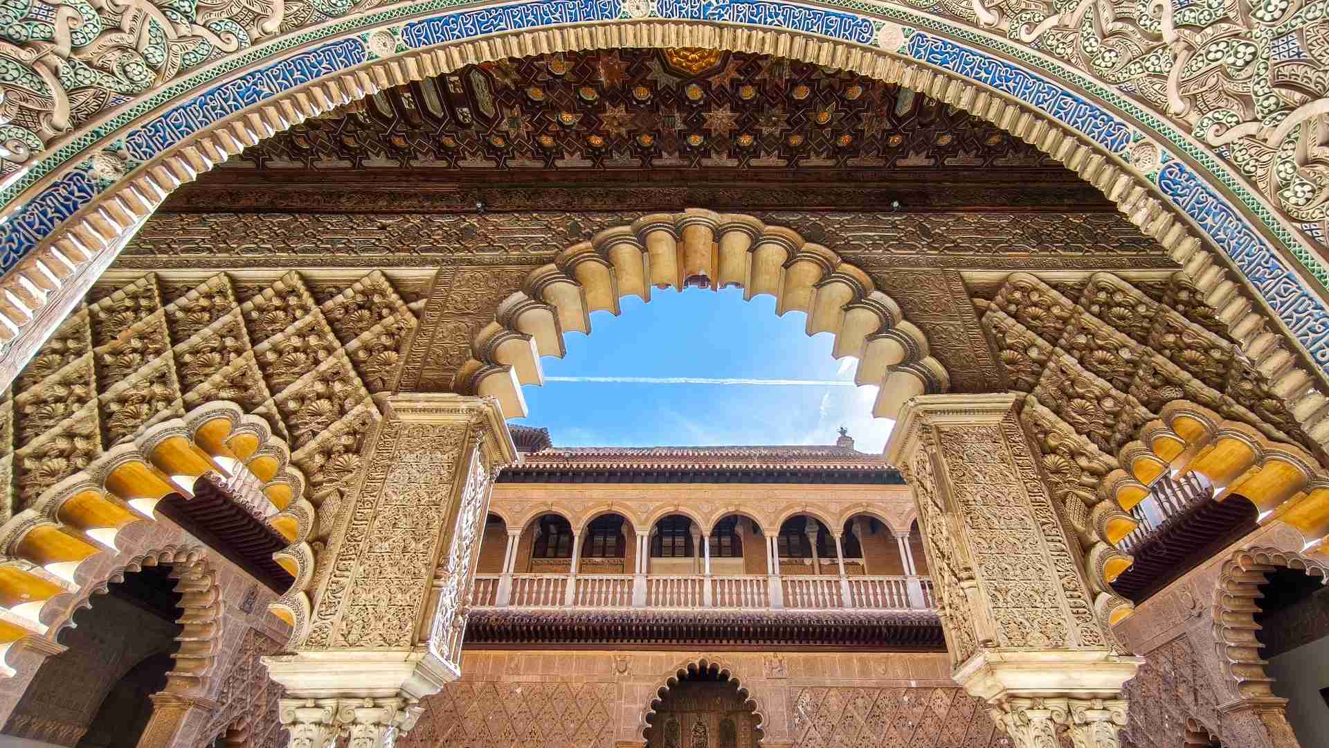 Maurische Bögen und Innenhof im Real Alcázar von Sevilla