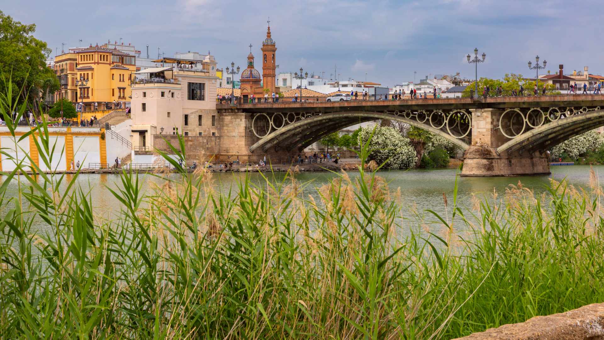 Blick über den Guadalquivir auf das Viertel Triana in Sevilla