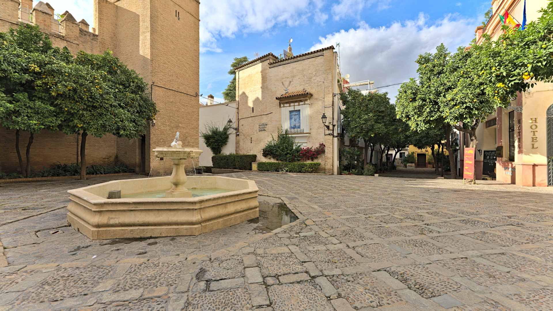 Platz im Barrio Santa Cruz in Sevilla mit Orangenbäumen