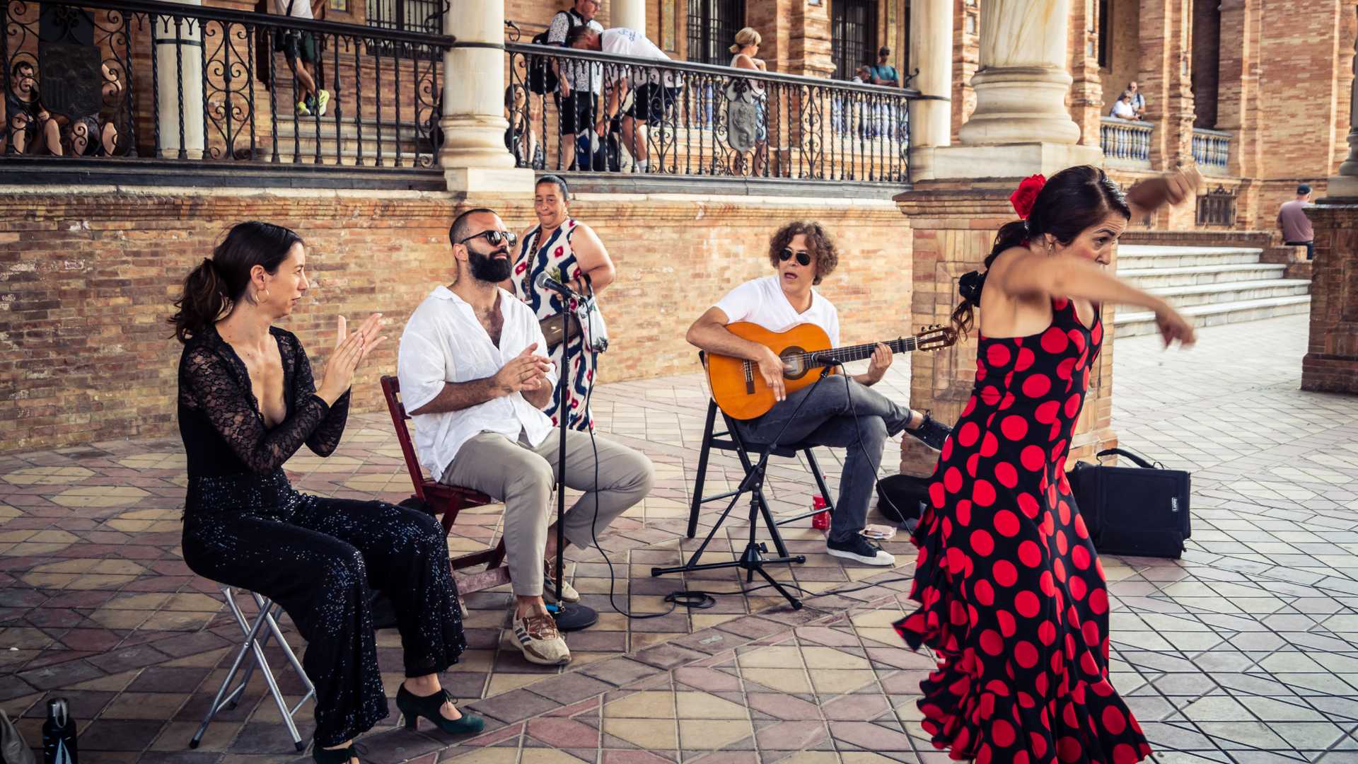 Flamenco-Tänzerin in einem roten Kleid in Sevilla