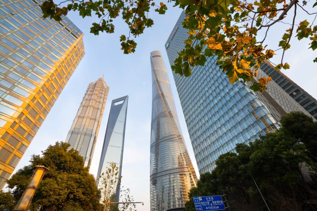 Moderne Wolkenkratzer im Finanzviertel Pudong in Shanghai mit dem Shanghai Tower im Zentrum.