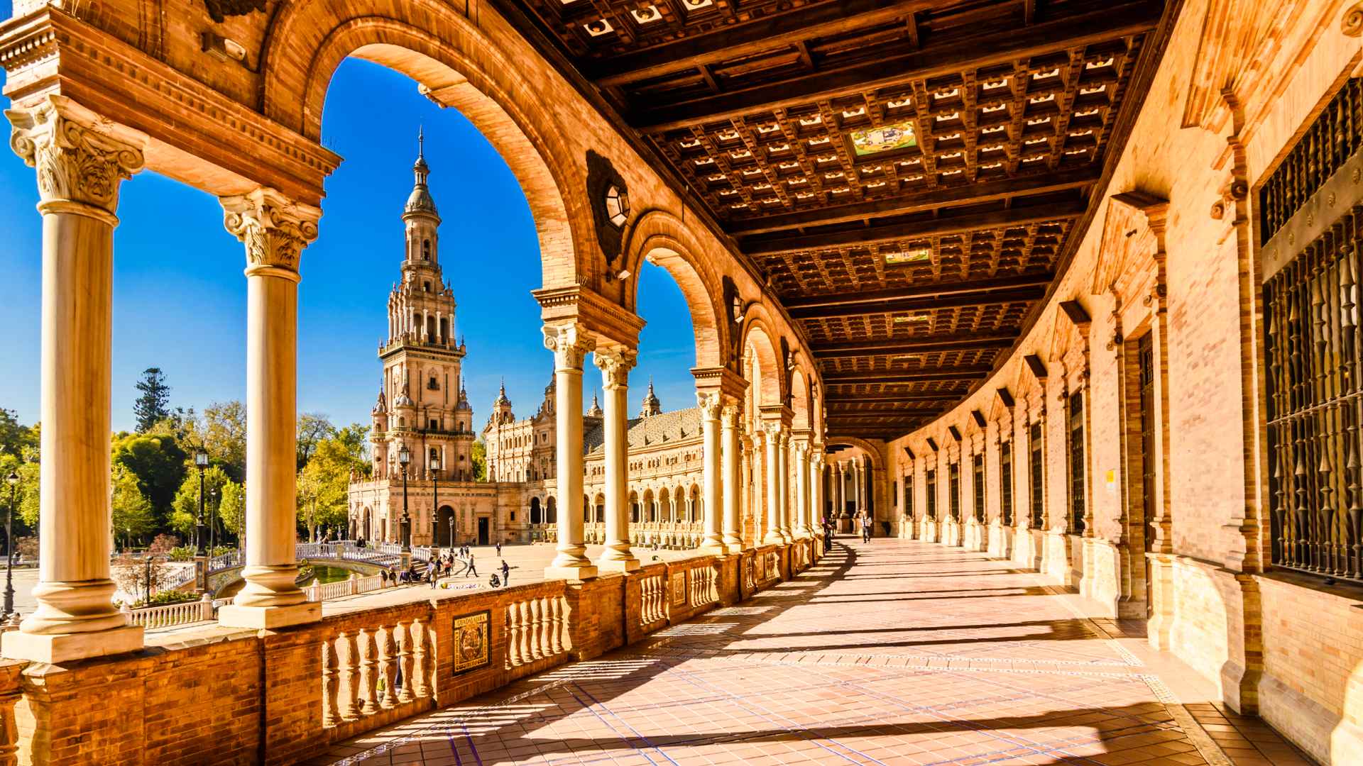 Plaza de España in Sevilla mit Kanal und geschwungener Brücke