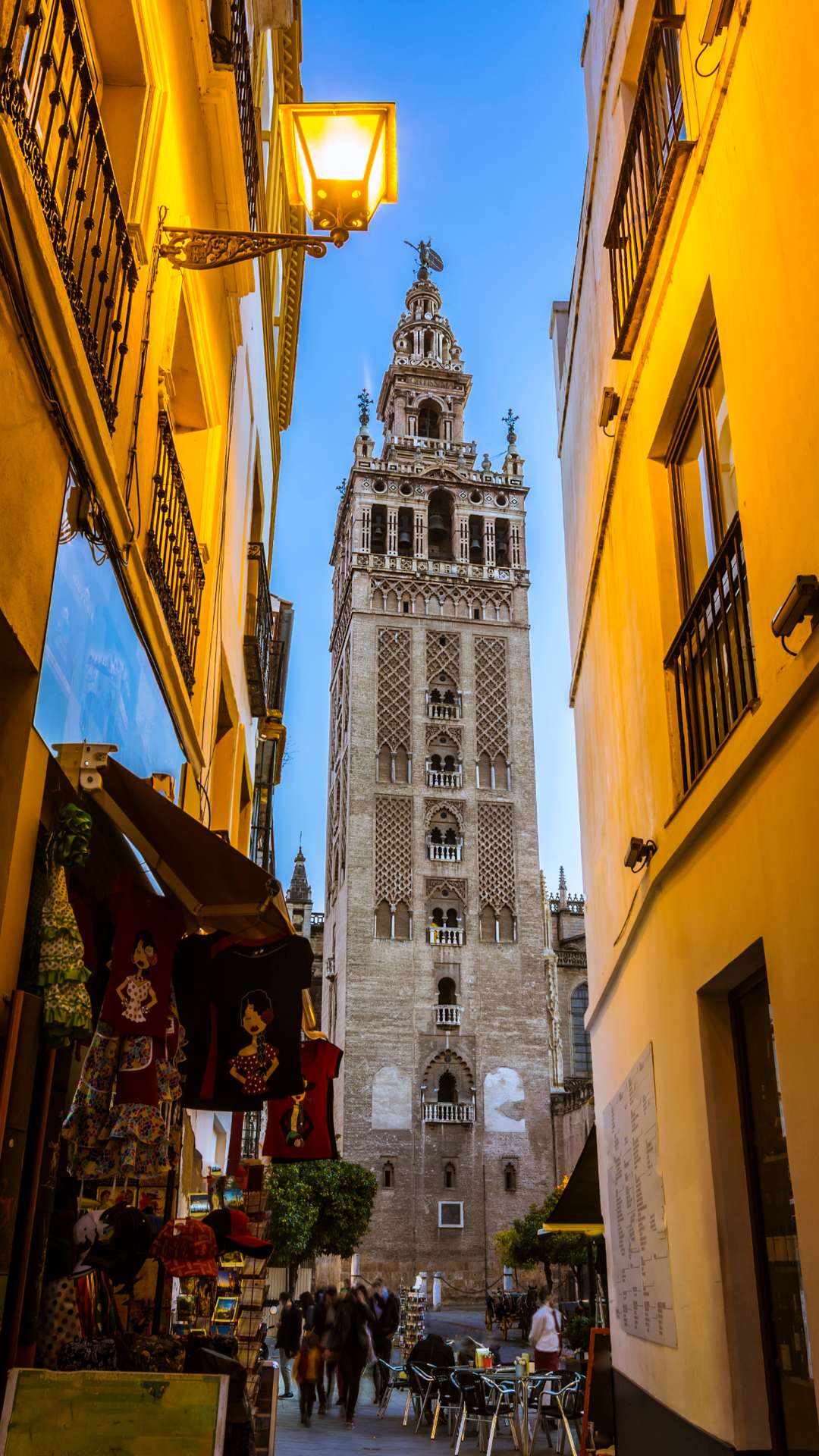 Blick auf Giralda im warmen Abendlicht