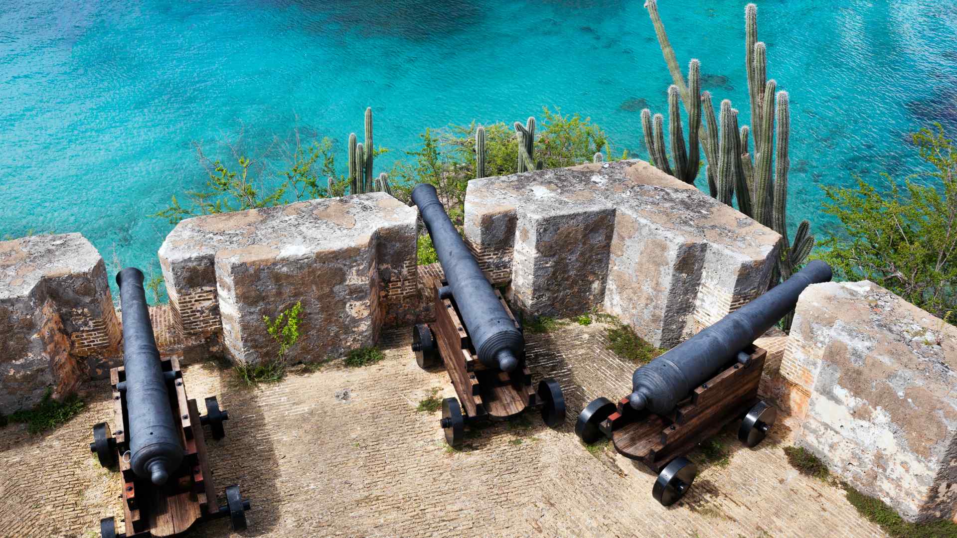 fort-beekenburg-cannons-on-curacao
