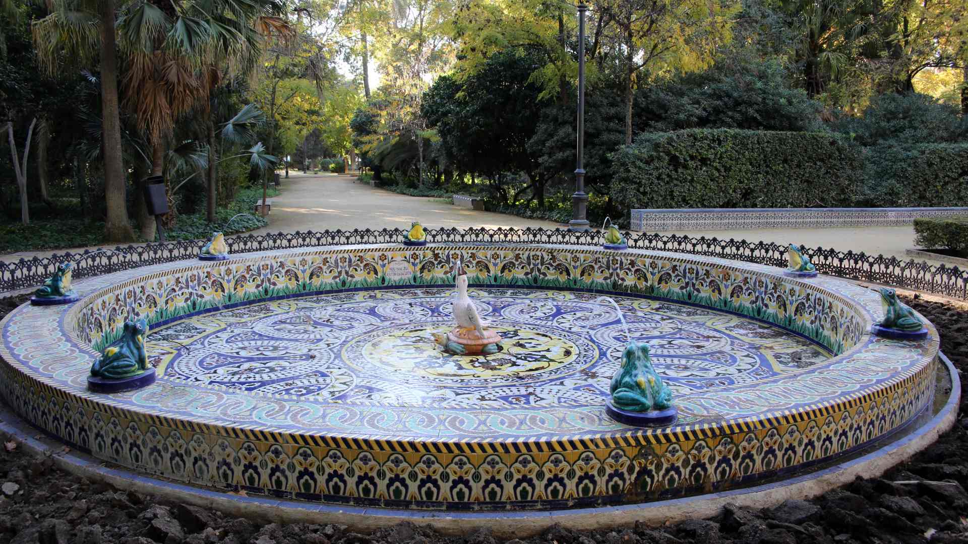 Palmen und schattiger Spazierweg im Parque de María Luisa