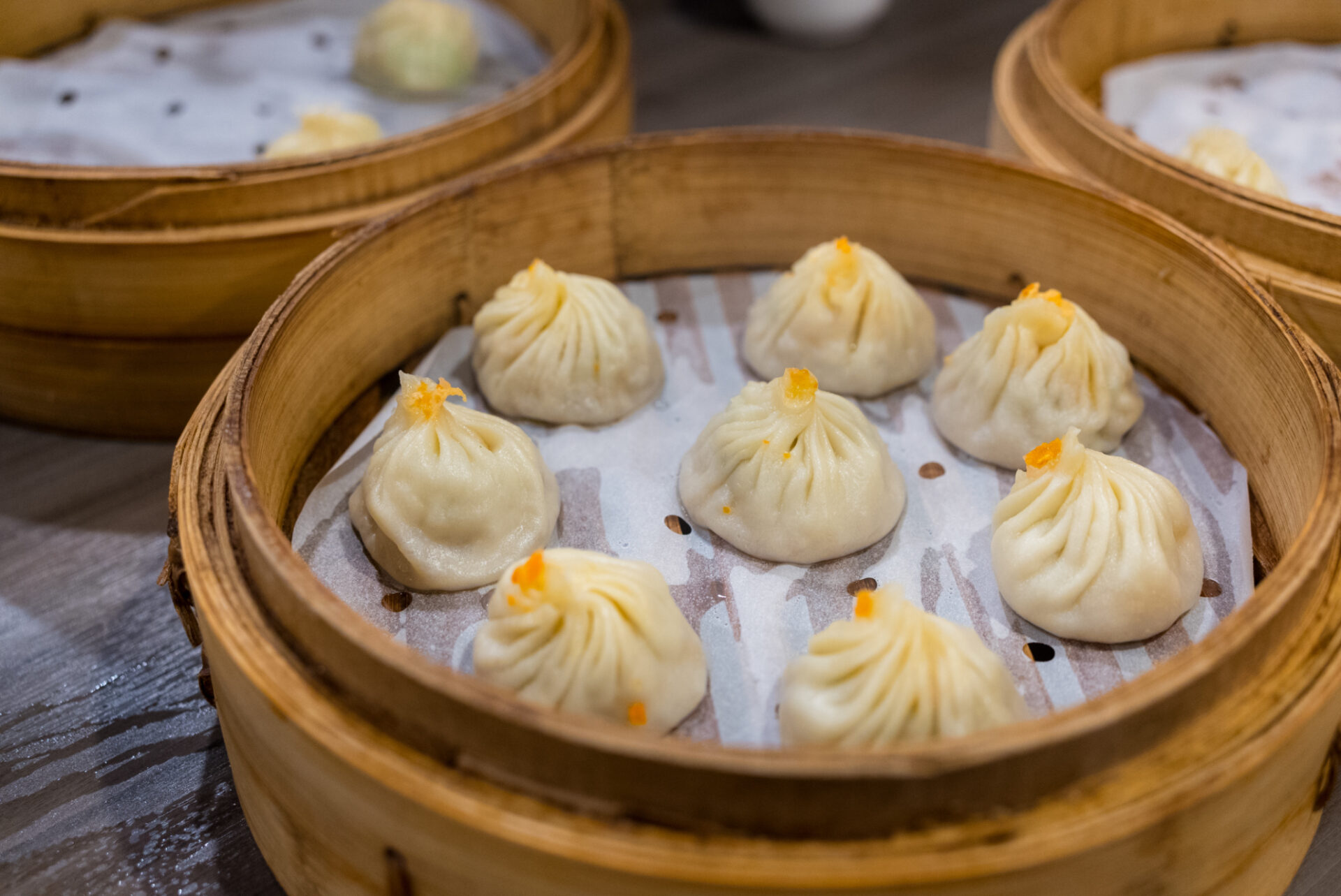 Traditionelle Xiaolongbao-Dumplings in Bambusdämpfern, serviert in einem Restaurant in Shanghai.