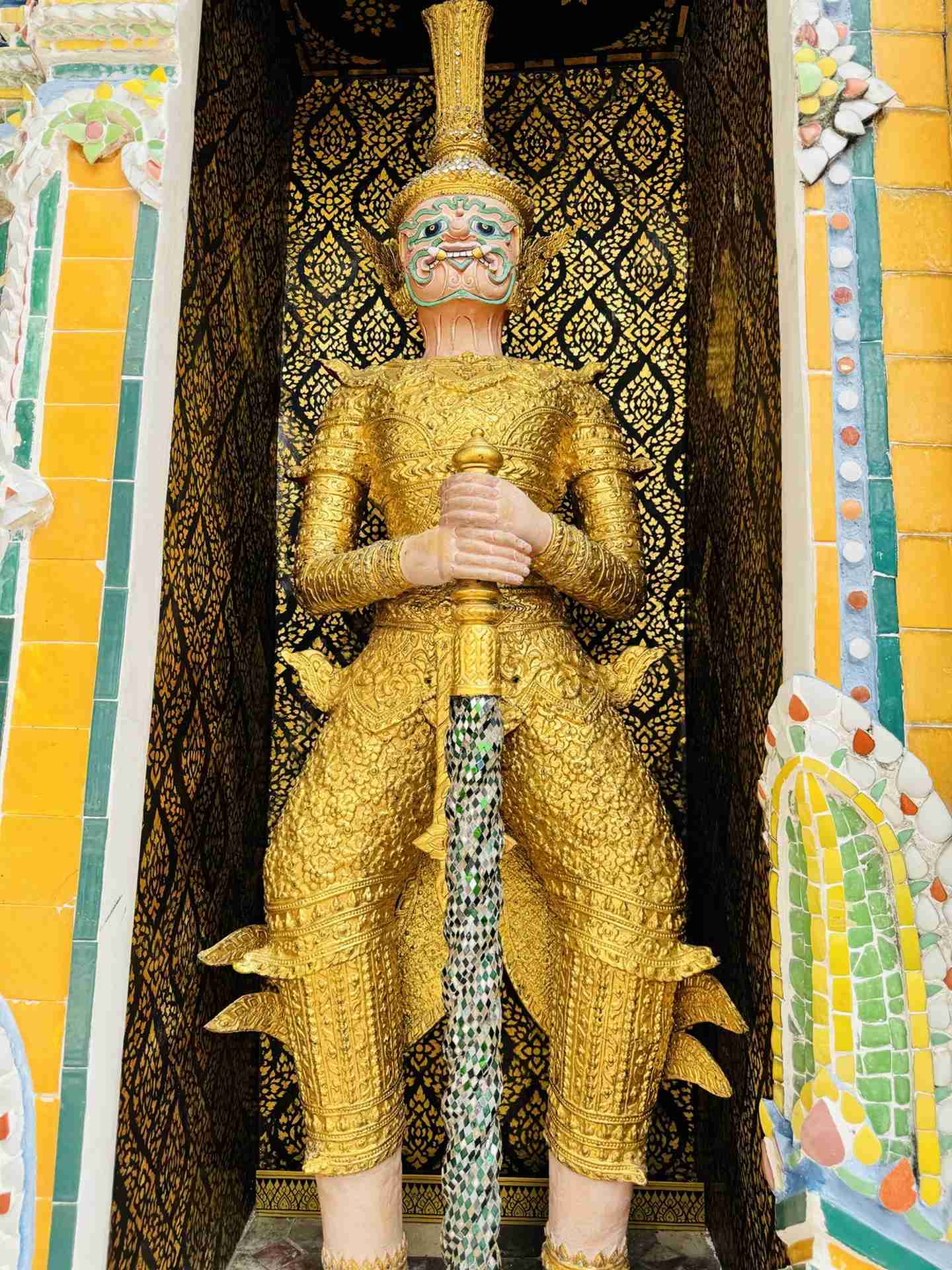 grand palace bangkok statue