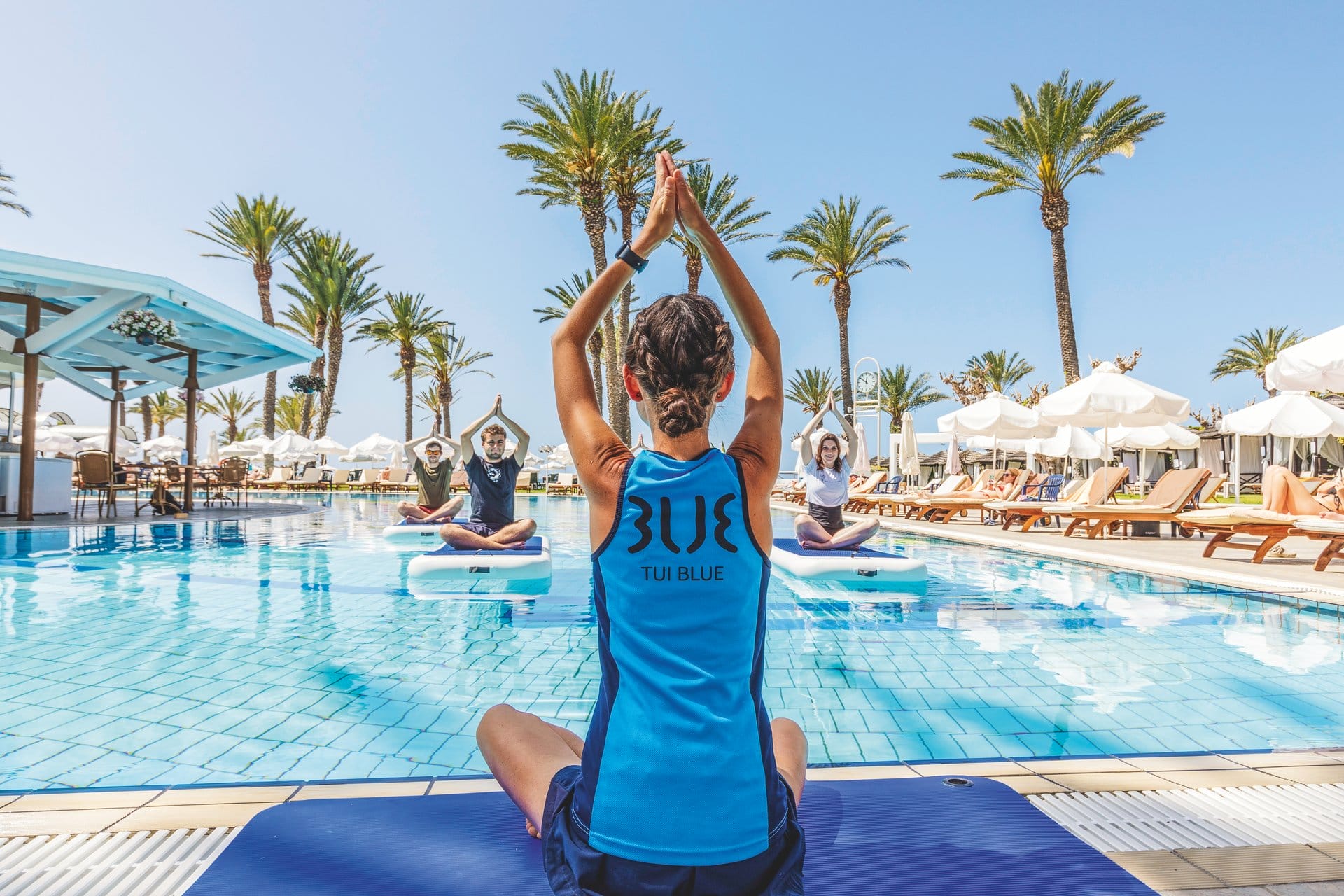 tui-blue-Pioneer-Beach yoga im pool