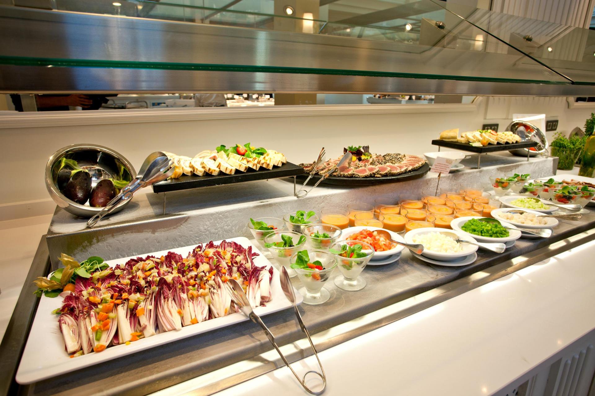 Teil der Buffets im TUI BLUE Playa la Barrosa