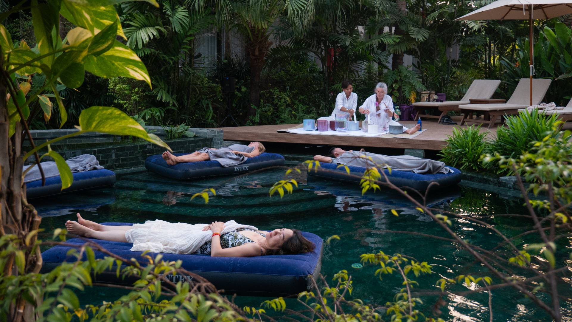 Schwebende Klangschalentherapie tui blue angkor grace