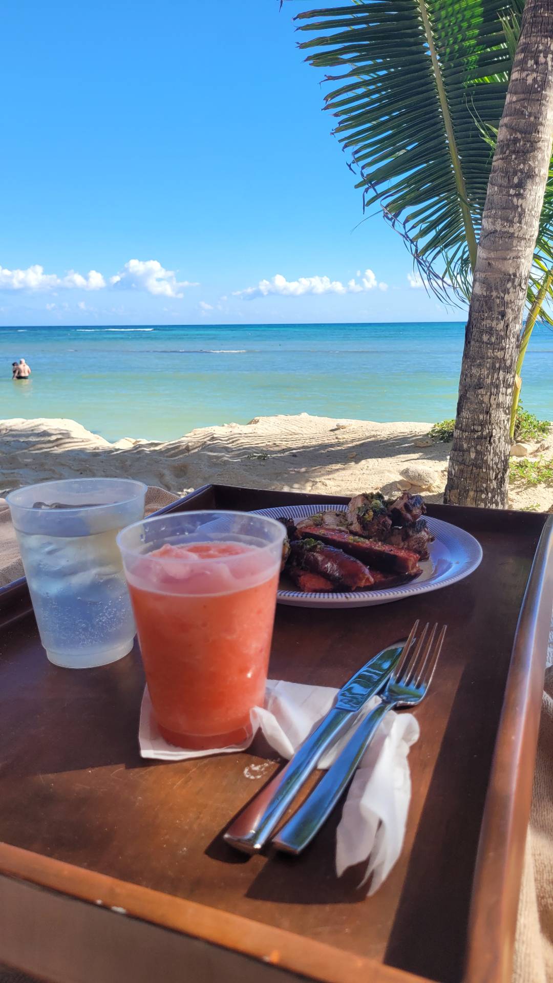 Snacks am Strand in der Bar Frontera